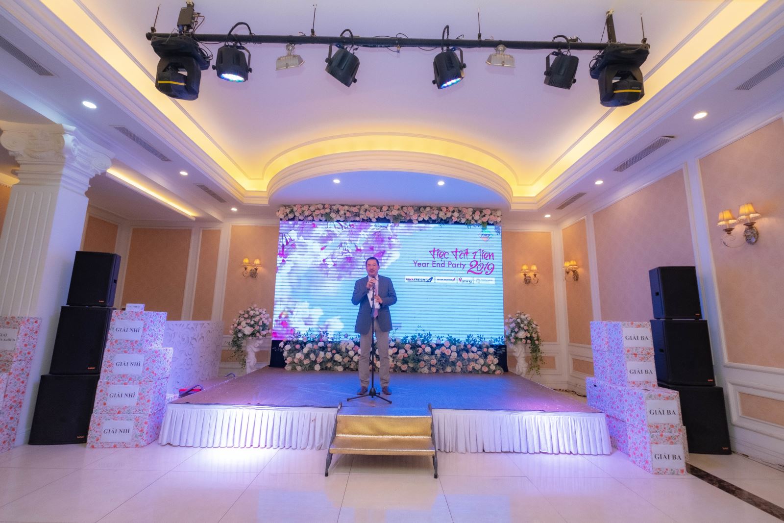 Sau lời phát biểu với nhiều dấu ấn tăng trưởng quan trọng đã đạt được trong năm 2019 là phần nâng ly chúc mừng và trao bằng khen tôn vinh các Tập thể lao động xuất sắc.